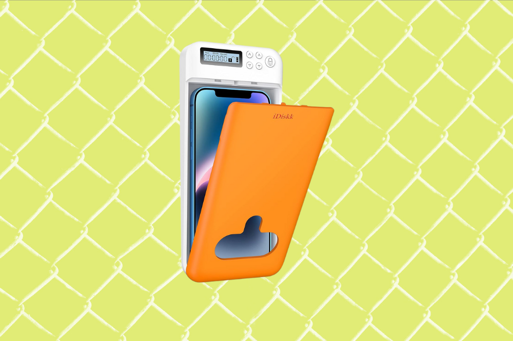 Imagem de uma capinha que guarda celular laranja, com a tampa aberta e um celular azul claro dentro.