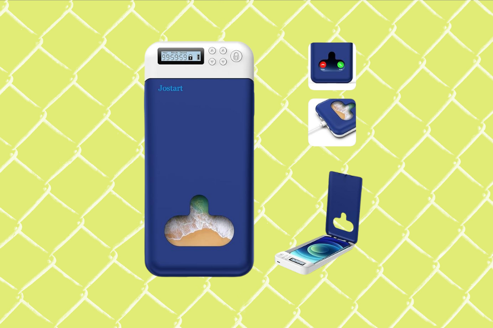 Imagem de uma capinha que guarda celular, com a tampa aberta e um celular azul claro dentro.