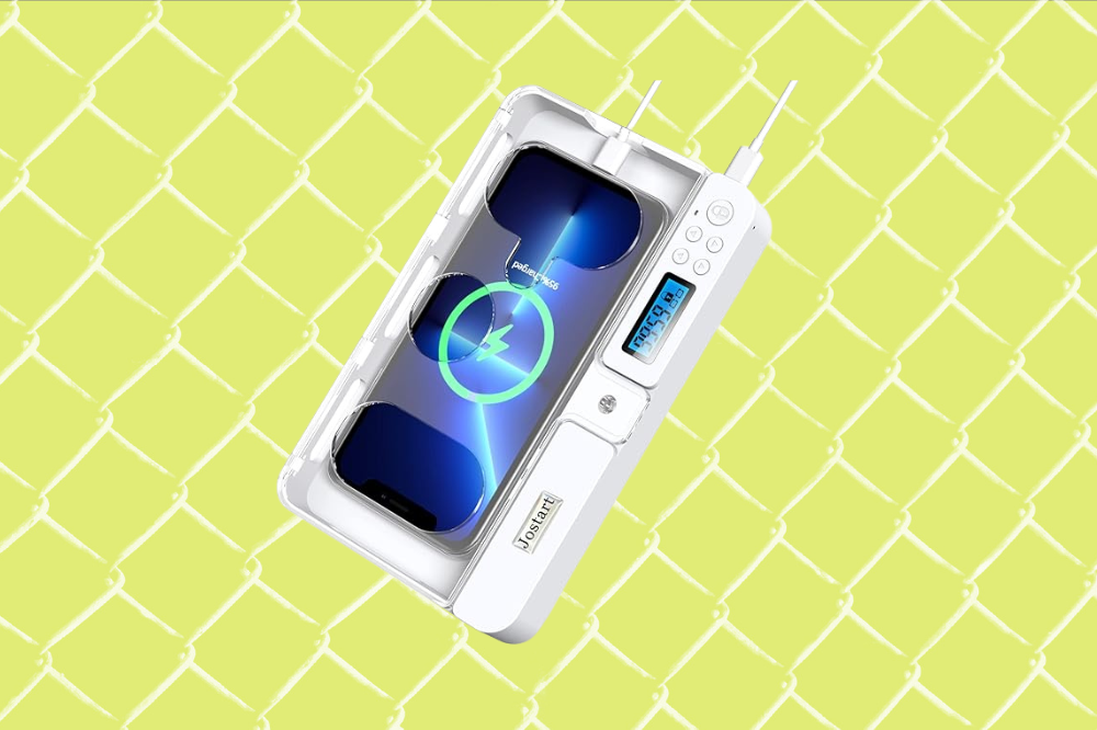 Imagem de uma capinha que guarda celular, com a tampa aberta e um celular azul claro dentro.
