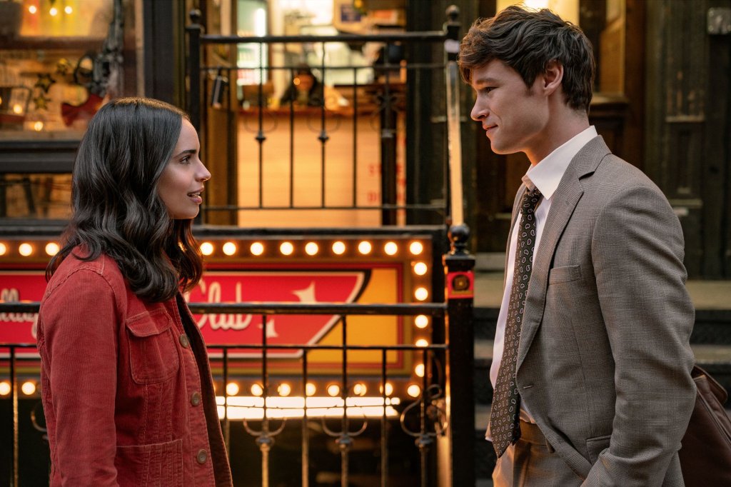 Sofia Carson como Alex e Kyle Allen como Brad em A Lista da Minha Vida; eles estão na rua se olhando e sorrindo em cena do filme