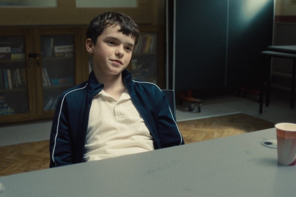 Adolescência é a nova produção de destaque da Netflix. Minissérie de quatro capítulos é estrelada por Owen Cooper e acompanha a história de um menino de 13 anos que é detido pelo assassinato de uma colega de sala.