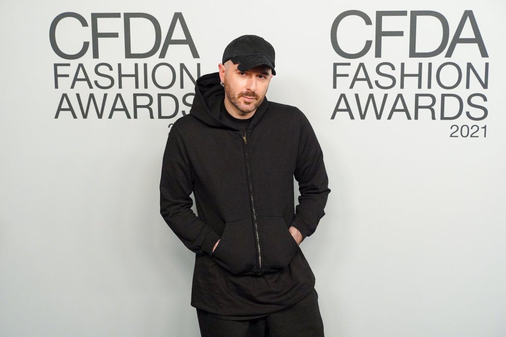 Demna Gvasalia no CFDA Fashion Awards em 2021