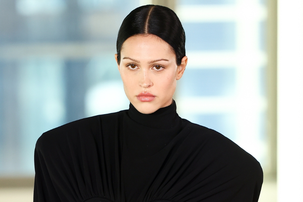 Amelia Gray Hamlin no desfile de outono-inverno 2025-2026 da Stella McCartney na semana de moda de Paris