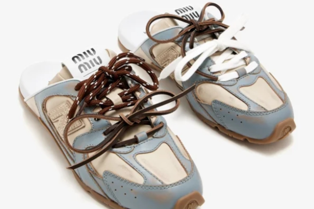 Tênis mule 530 SL Deco Calf Leather da parceria entre Miu Miu e New Balance