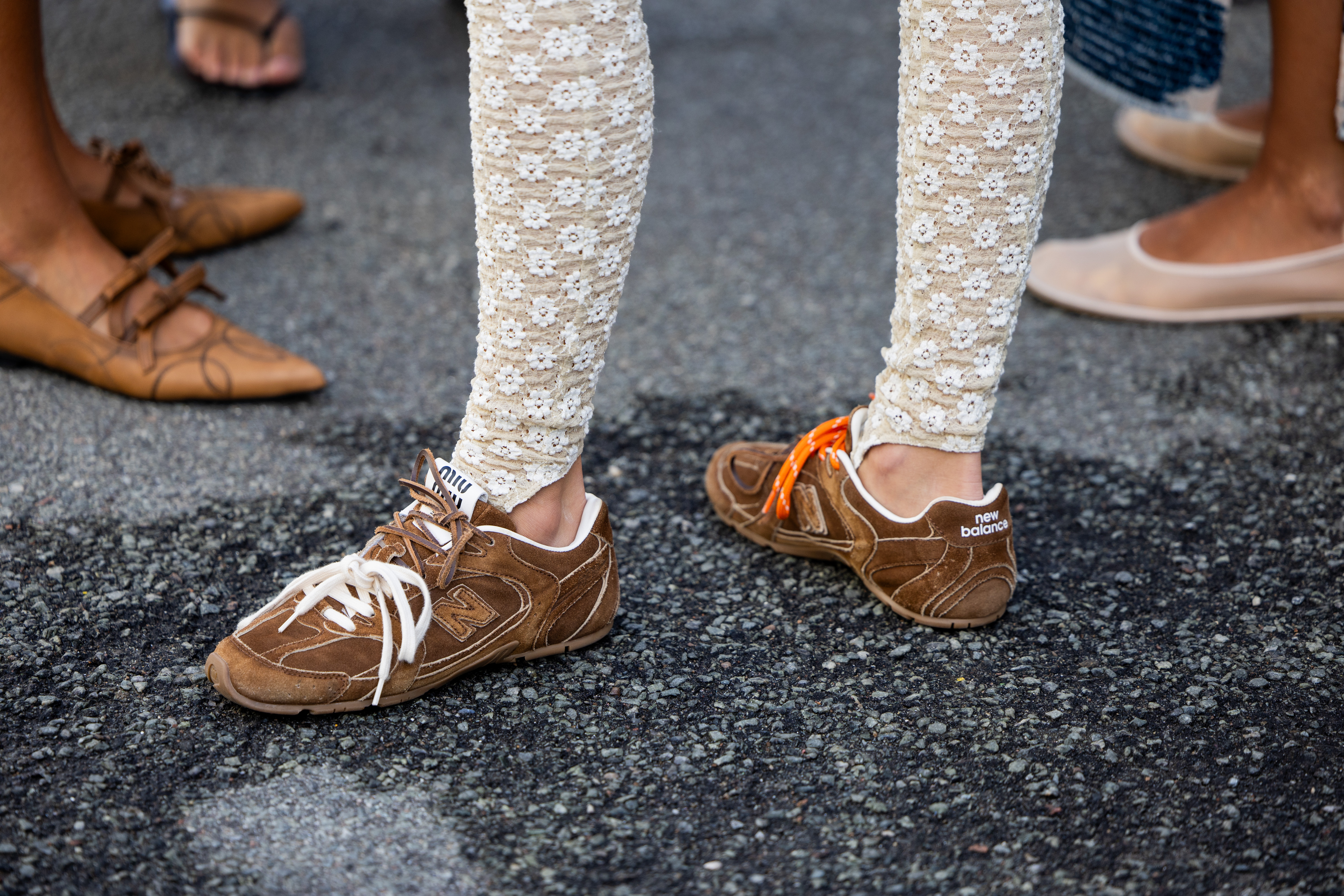 Street Style – Day 4 – Copenhagen Fashion Week SS25 Look com tênis 530 SL da parceria entre New Balance e Miu Miu na semana de moda de Copenhagen em agosto de 2024