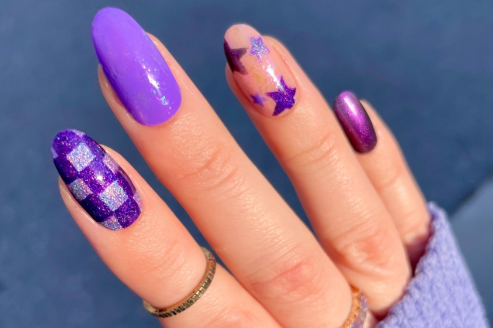 Nail art com esmalte roxo