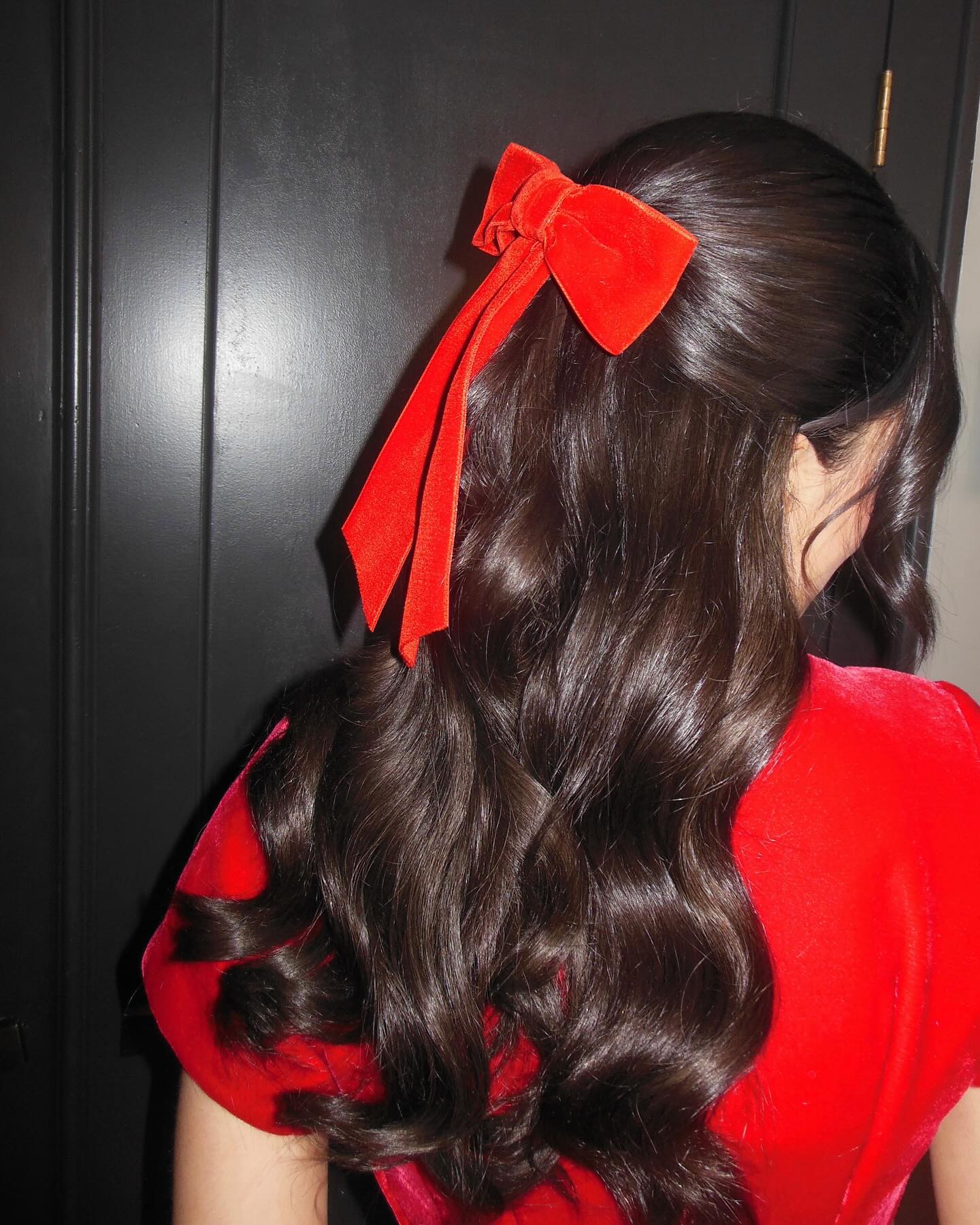 vermelho-2 Laço usado por Rachel Zegler na turnê de Branca de Neve