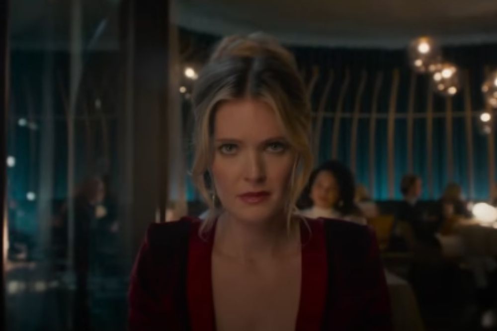 Meghann Fahy em cena de Drop: Ameaça Anônima