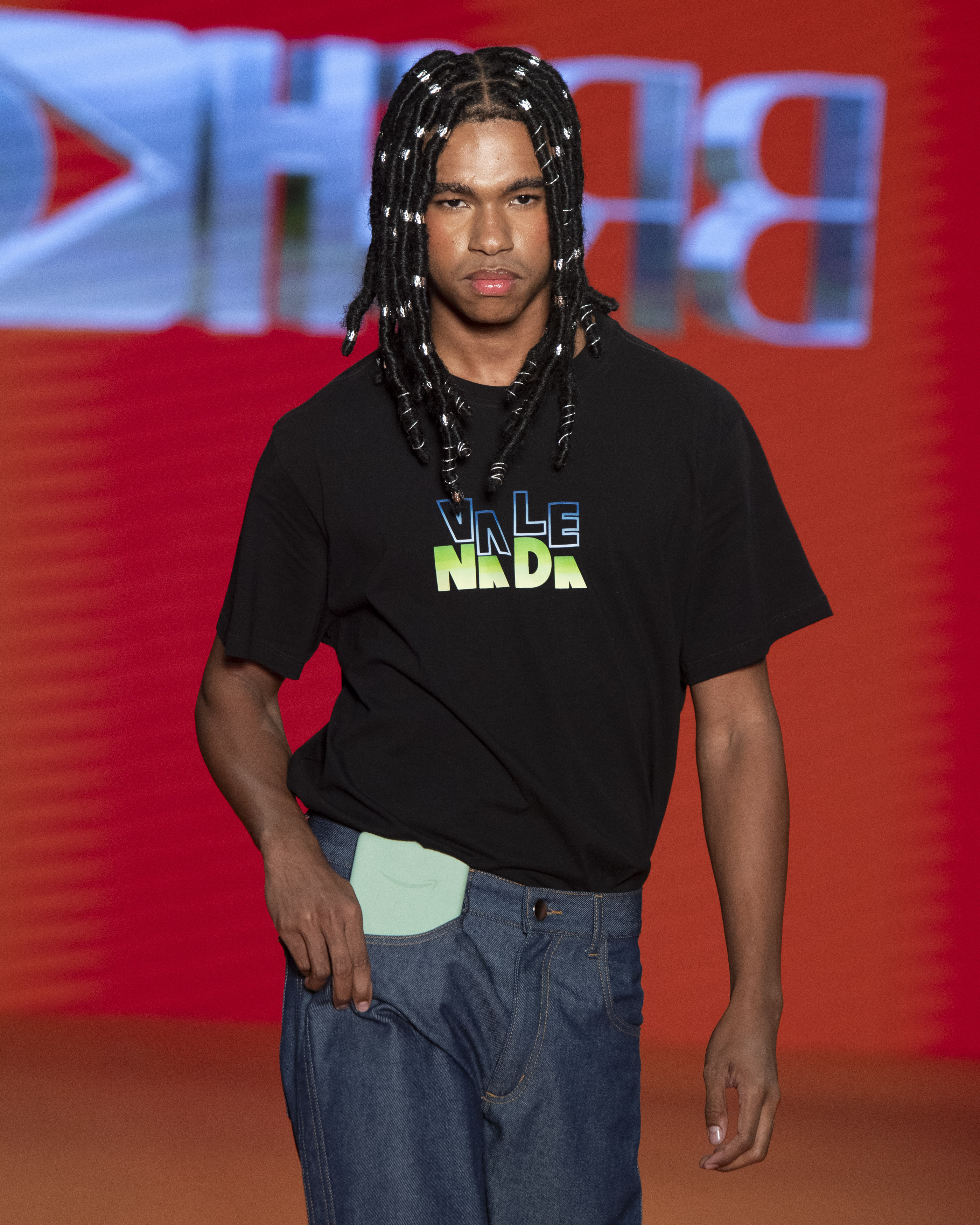 Led- SPFW N59Foto: Marcelo Soubhia/ @agfotosite Modelo no desfile da LED na SPFW veste camiseta escrito