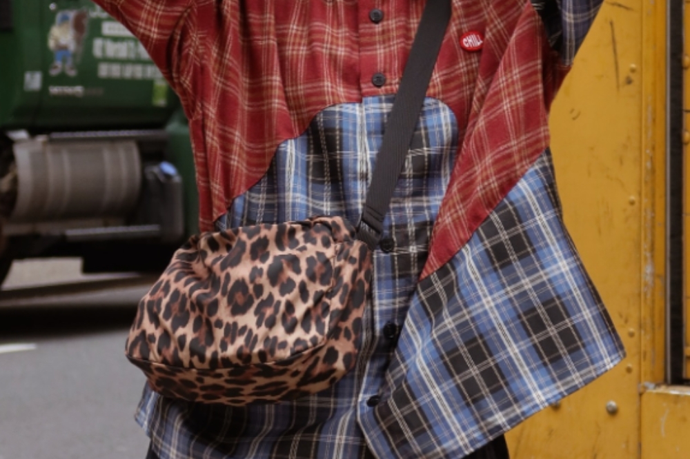 Look com bolsa de animal print e camisa xadrez
