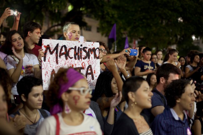 Marcha pelos Direitos das Mulheres/Feminismo em 1º de junho de 2016 no Rio de Janeiro. Milhares de mulheres, acompanhadas por alguns homens, marcharam no centro do Rio de Janeiro, juntamente com outras cidades do Brasil, para exigir mais respeito às mulheres e à região em uma sociedade que, de certa forma, é machista. A marcha também foi uma reação ao estupro coletivo brutal ocorrido na semana passada em Santa Cruz, Rio de Janeiro, onde os suspeitos postaram um vídeo da agressão nas redes sociais. Os eventos chocaram o país. (Foto de Phil Clarke Hill/In Pictures via Getty Images Images)