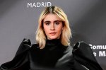 Valentina Herszage usa vestido de estilista brasileiro para receber prêmio
