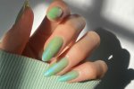 Teoria do TikTok explica significado de pintar as unhas com esmalte verde