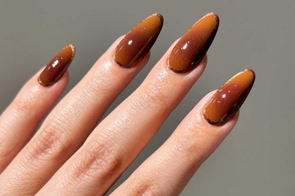 Unhas com esmalte marrom