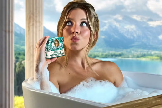 sydney sweeney na banheira