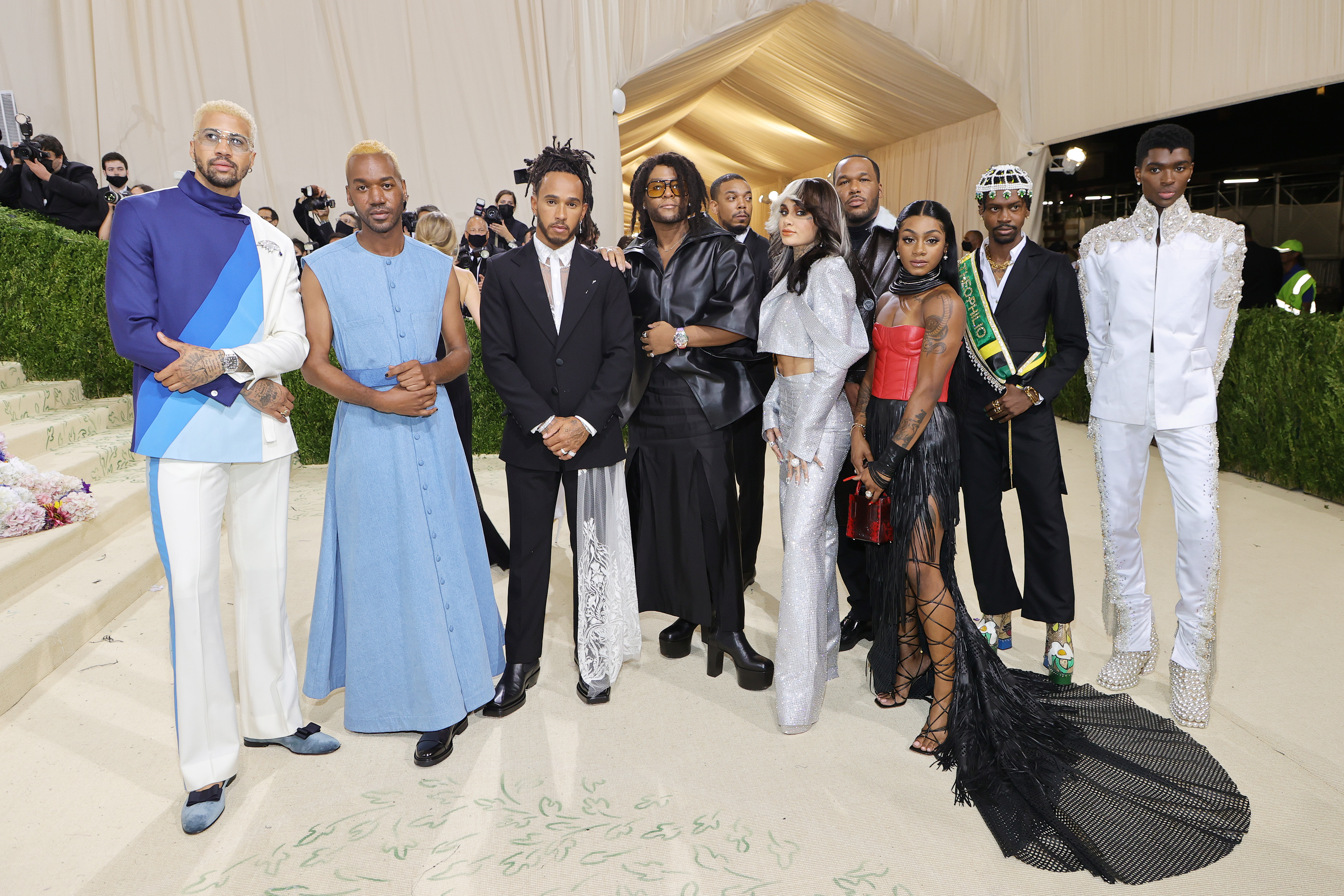 The 2021 Met Gala Celebrating In America: A Lexicon Of Fashion – Arrivals O piloto Lewis Hamilton ao lado de 10 estilistas negros convidados pelo piloto para irem ao Met Gala de 2021.