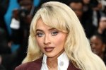 Sabrina Carpenter usa look sem calça no tapete vermelho do Met Gala