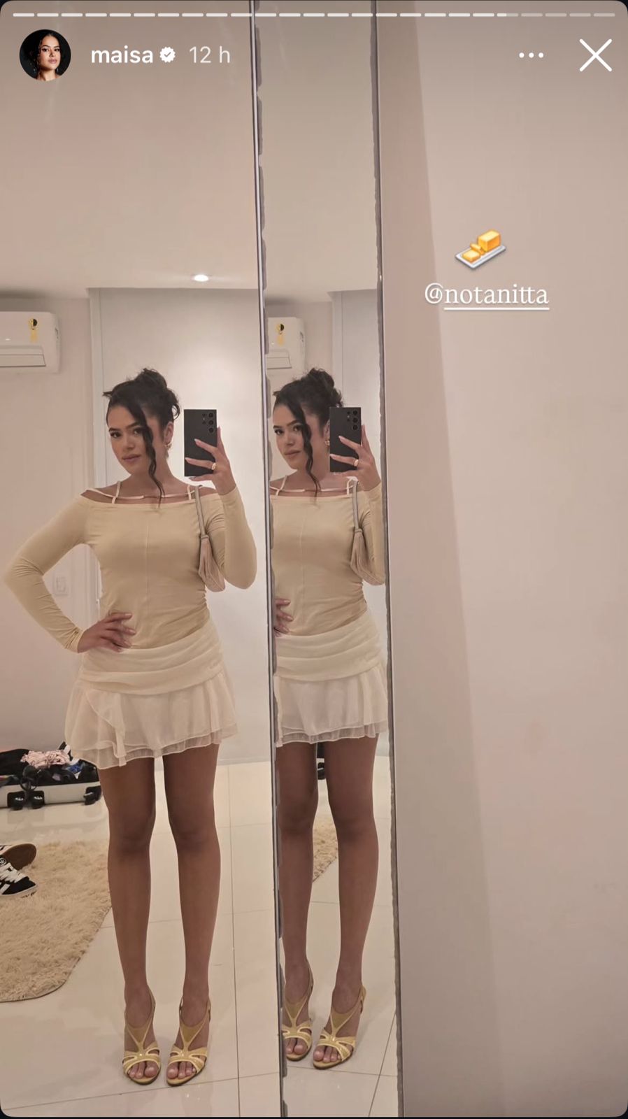 Imagem da atriz Maisa Silva usando uma blusa ombro a ombro amarelo manteiga e uma sala branca curta.