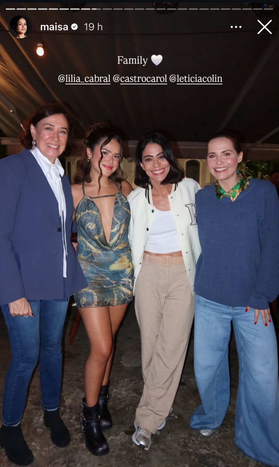 Imagem da atriz Maisa Silva ao lado das atrizes Lilia Cabral, Carol Castro e Letícia Colin.