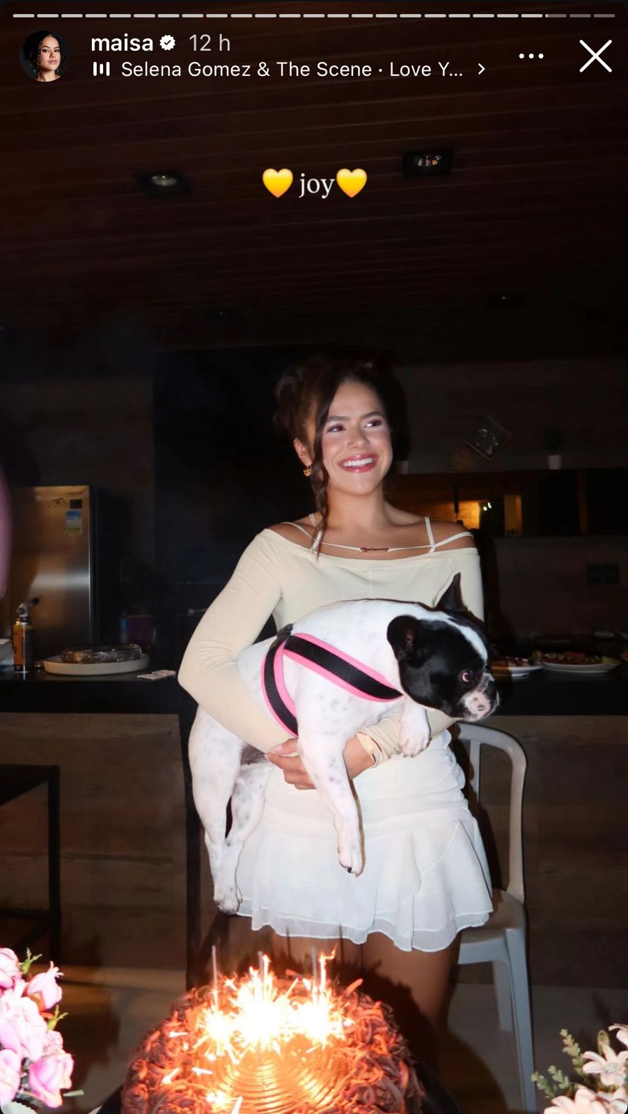 Imagem da atriz Maisa Silva usando uma blusa ombro a ombro amarelo manteiga e uma sala branca curta.