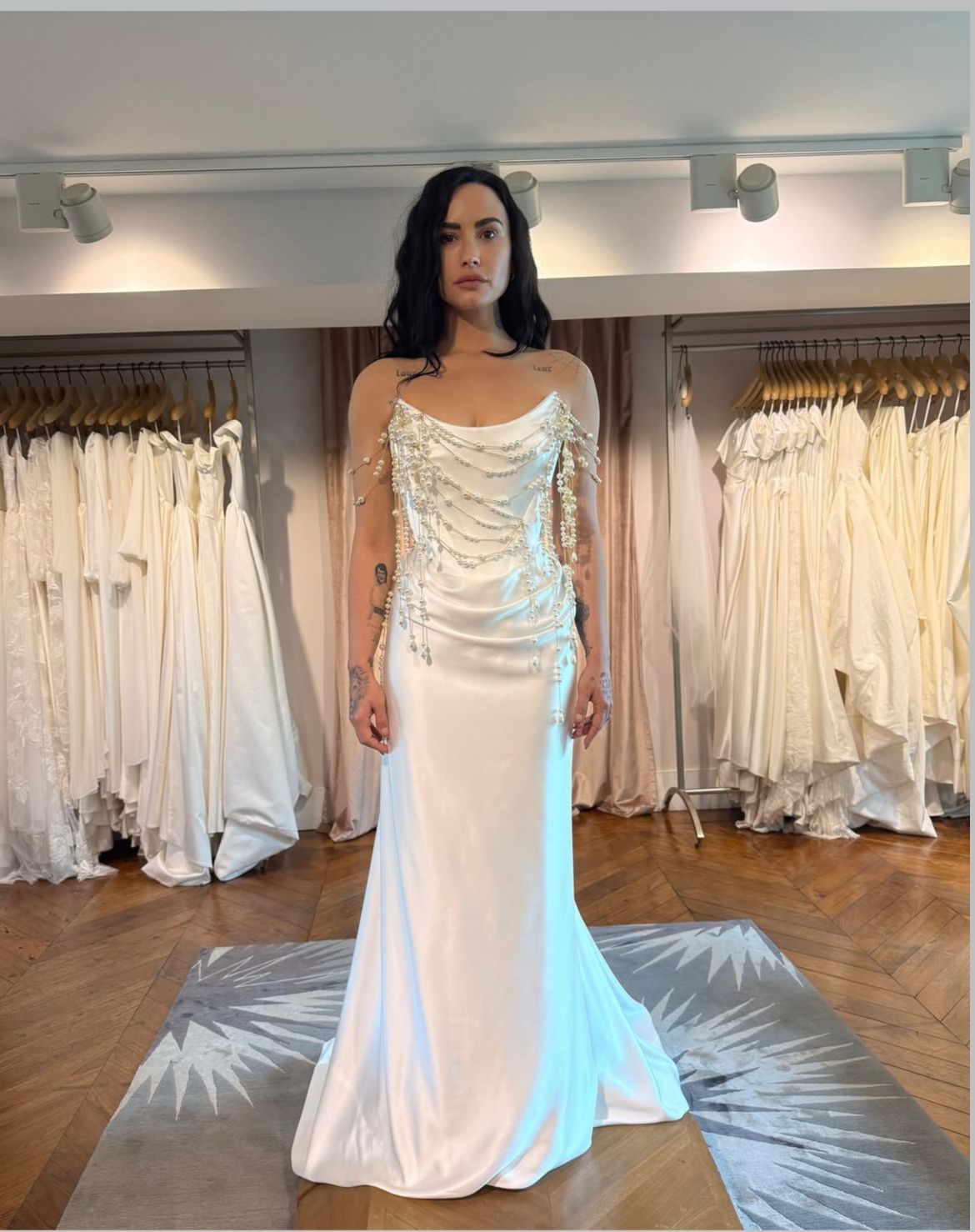 Imagem da atriz e cantora Demi Lovato usando seu vestido de casamento e véu.
