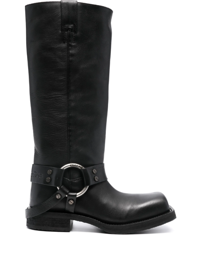 bota-couro-acne-studios Bota de couro com fivela prateada e bico quadrado da Acne Studios