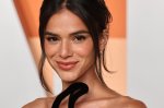 Bruna Marquezine usa bota de fivela tendência do outono-inverno 2025