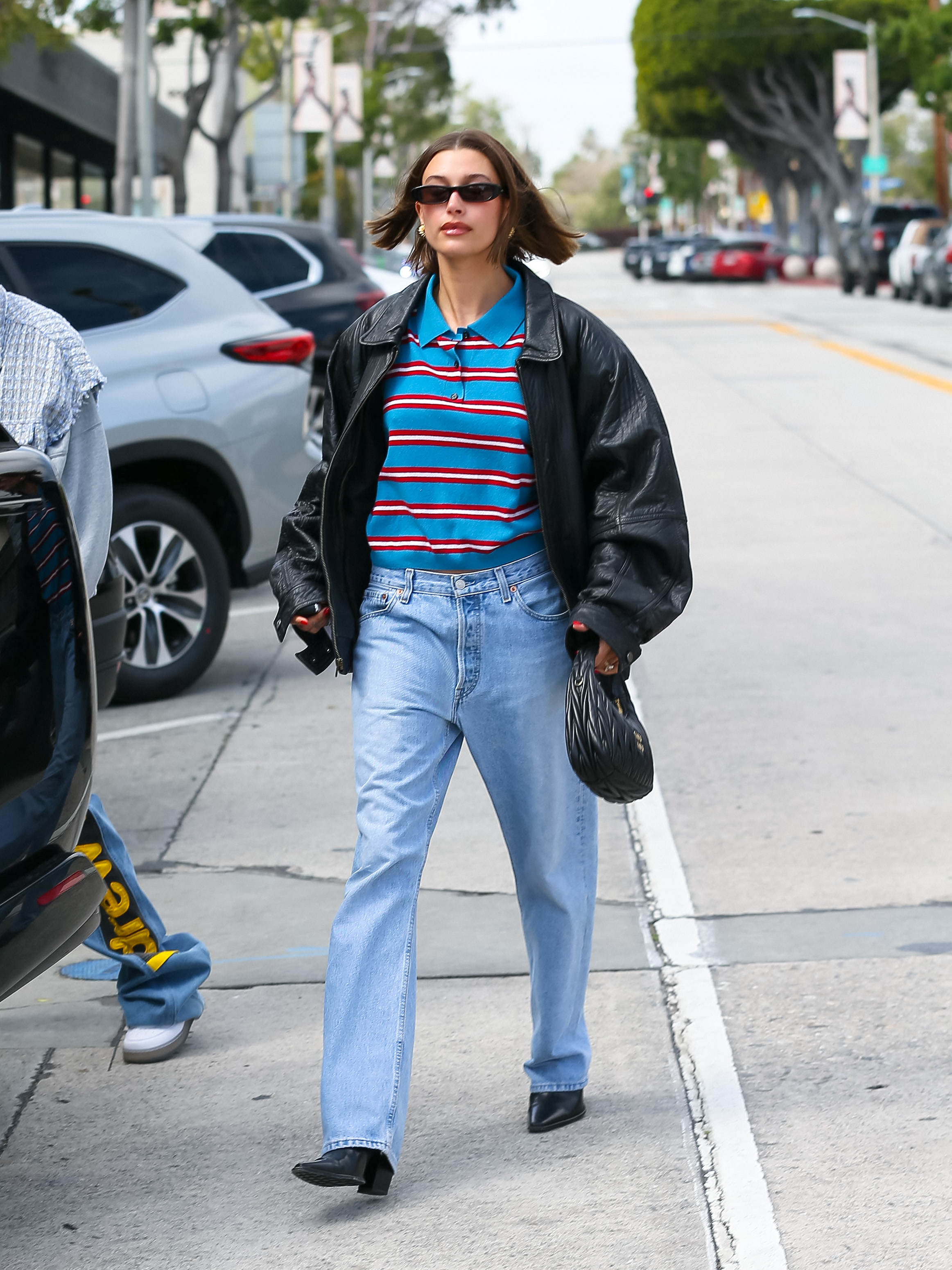 Celebrity Sightings In Los Angeles – March 13, 2023 Hailey Bieber usando camisa polo nas ruas de Los Angeles em março de 2023