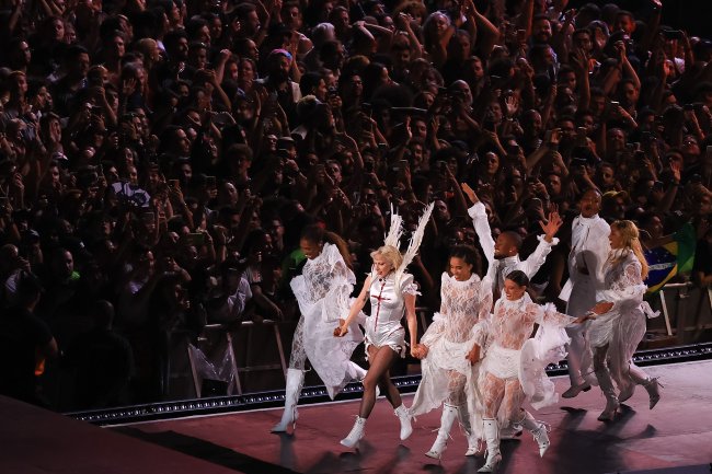 Lady Gaga Gives Massive Free Concert in Copacabana Beach Lady Gaga se apresenta durante um grande show gratuito na Praia de Copacabana em 03 de maio de 2025, no Rio de Janeiro, Brasil.