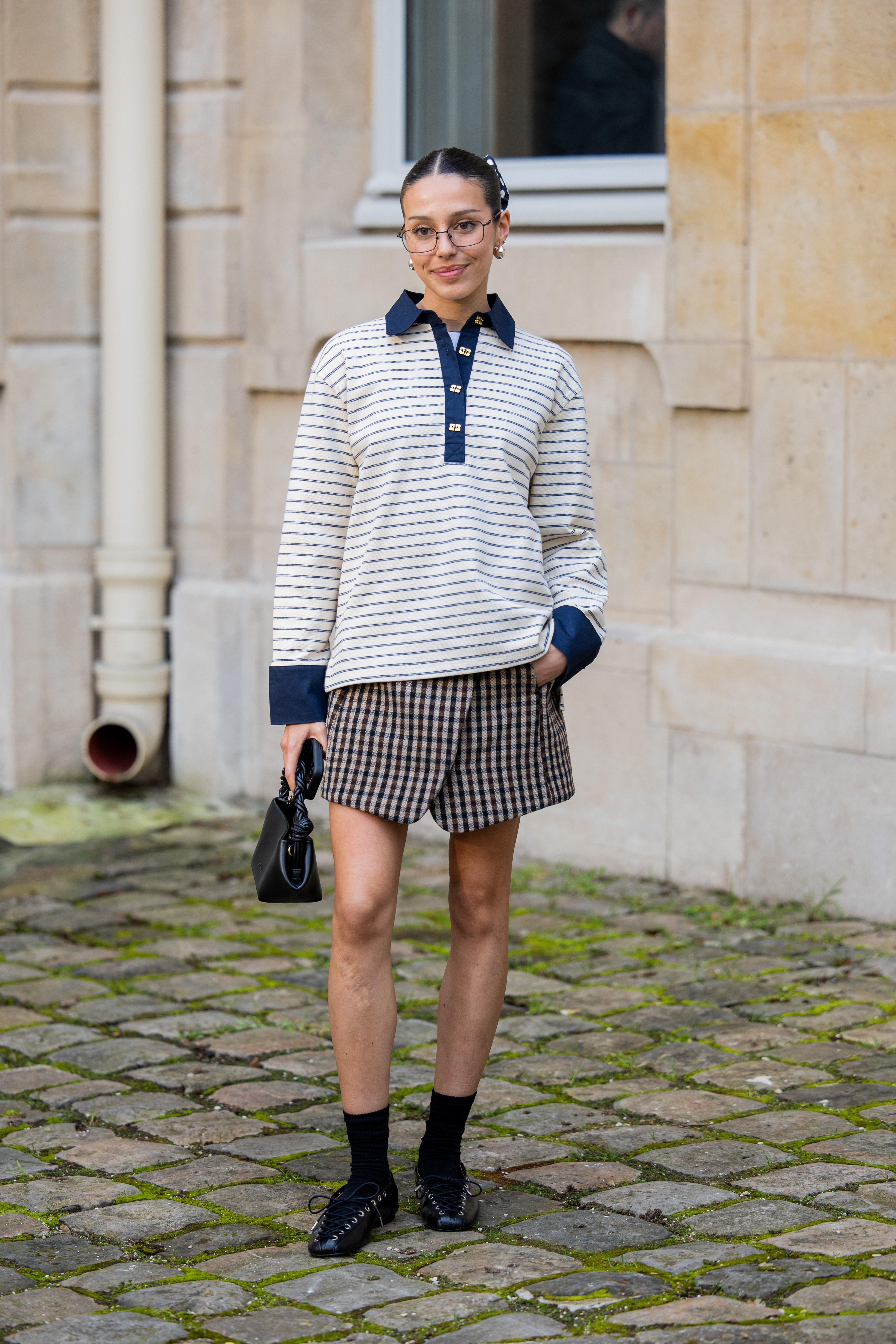 Street Style – Paris Fashion Week – Womenswear Fall/Winter 2025/2026 – Day Two Look com camisa polo no street style da temporada de outono-inverno 2025-26 da semana de moda de Paris