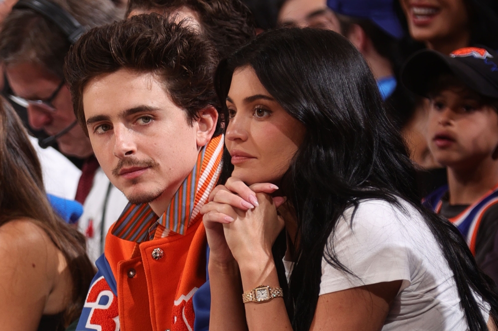 Timothée Chalamet e Kylie Jenner em jogo do New York Knicks