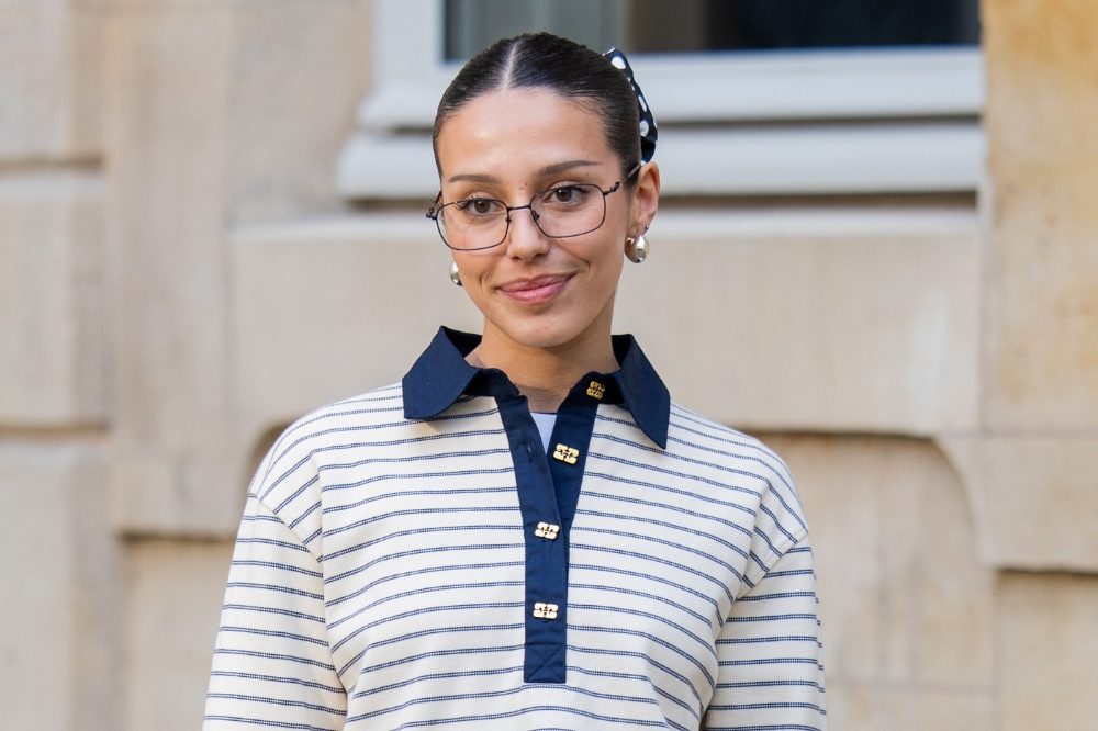 Look com camisa polo no street style da temporada de outono-inverno 2025-26 da semana de moda de Paris
