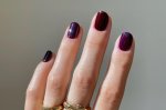 Unhas ‘nightshade’ trazem tom de roxo que é tendência do inverno