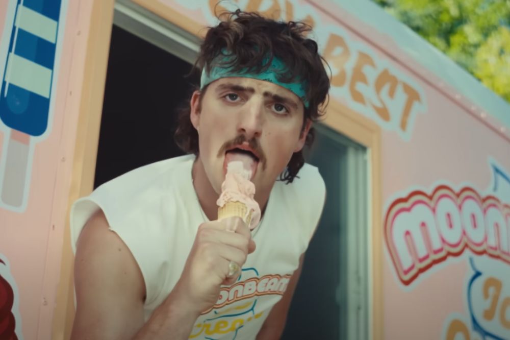 Benson Boone no videoclipe de Mr Electric Blue