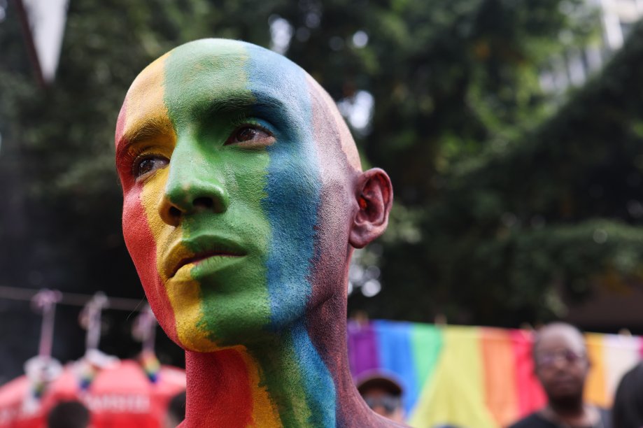 A 29ª Parada do Orgulho LGBT+ de São Paulo acontece na Avenida Paulista, em São Paulo, Brasil, em 22 de junho de 2025. A parada de 2025 tem como tema "Envelhecimento LGBT+: Memória, Resistência e Futuro" e, portanto, presta homenagem a representantes idosos da comunidade e seus contemporâneos falecidos. O objetivo é exigir visibilidade, respeito e políticas públicas inclusivas. A 29ª Parada do Orgulho LGBT+ de São Paulo acontece na Avenida Paulista, em São Paulo, Brasil, em 22 de junho de 2025. A parada de 2025 tem como tema "Envelhecimento LGBT+: Memória, Resistência e Futuro" e, portanto, presta homenagem a representantes idosos da comunidade e seus contemporâneos falecidos. O objetivo é exigir visibilidade, respeito e políticas públicas inclusivas.