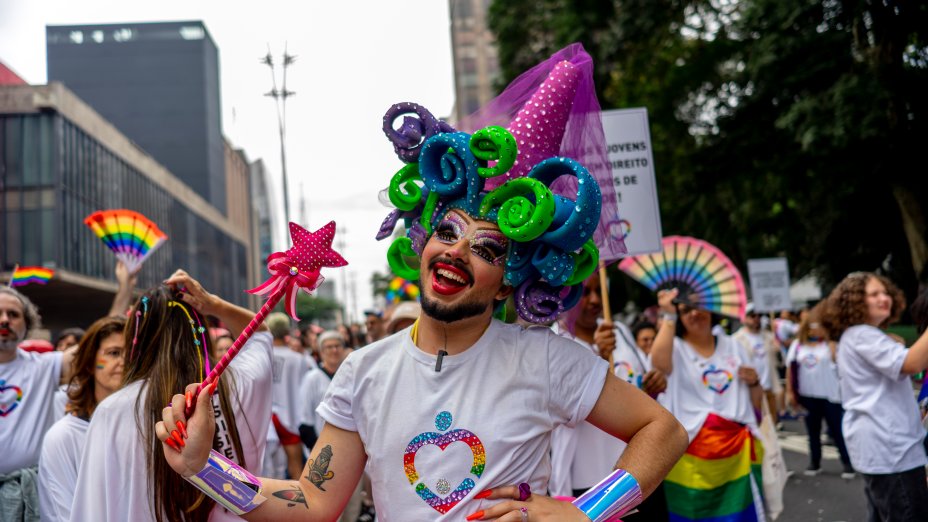 29ª Parada do Orgulho LGBT+ de São Paulo acontece na Avenida Paulista, em São Paulo, Brasil, em 22 de junho de 2025. A parada de 2025 tem como tema "Envelhecimento LGBT+: Memória, Resistência e Futuro" e, portanto, presta homenagem a representantes idosos da comunidade e seus contemporâneos falecidos. O objetivo é exigir visibilidade, respeito e políticas públicas inclusivas 29ª Parada do Orgulho LGBT+ de São Paulo acontece na Avenida Paulista, em São Paulo, Brasil, em 22 de junho de 2025. A parada de 2025 tem como tema "Envelhecimento LGBT+: Memória, Resistência e Futuro" e, portanto, presta homenagem a representantes idosos da comunidade e seus contemporâneos falecidos. O objetivo é exigir visibilidade, respeito e políticas públicas inclusivas