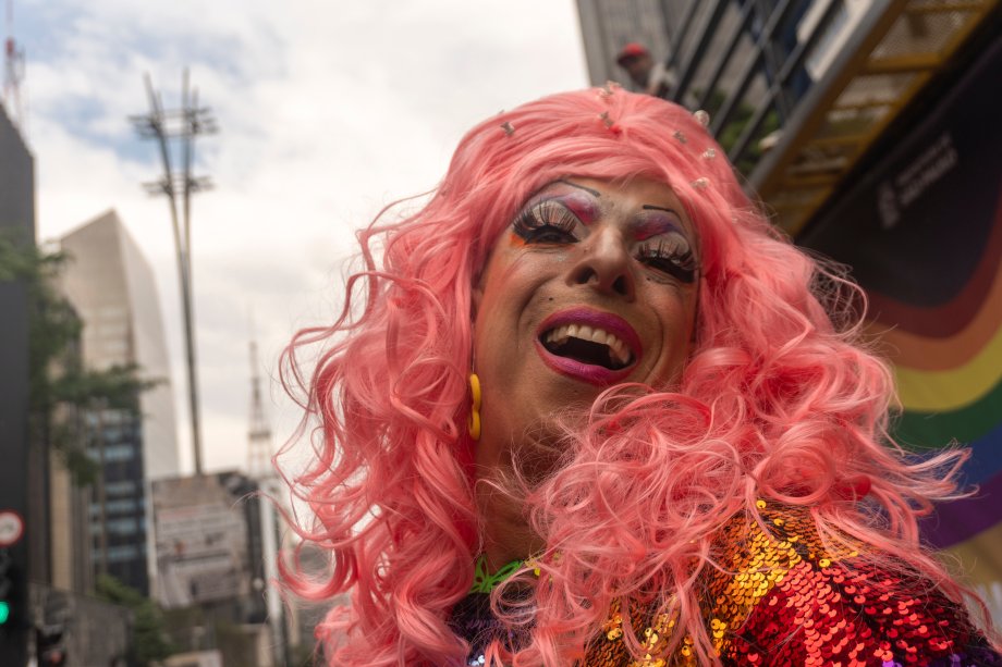 29ª Parada do Orgulho LGBT+ de São Paulo acontece na Avenida Paulista, em São Paulo, Brasil, em 22 de junho de 2025. A parada de 2025 tem como tema "Envelhecimento LGBT+: Memória, Resistência e Futuro" e, portanto, presta homenagem a representantes idosos da comunidade e seus contemporâneos falecidos. O objetivo é exigir visibilidade, respeito e políticas públicas inclusivas