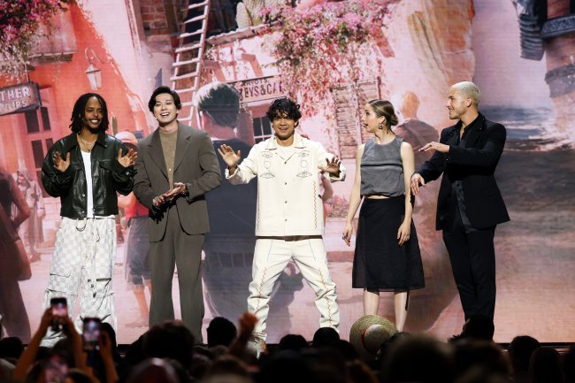 Netflix Tudum 2025: The Live Event O elenco de One Piece no palco do Tudum.