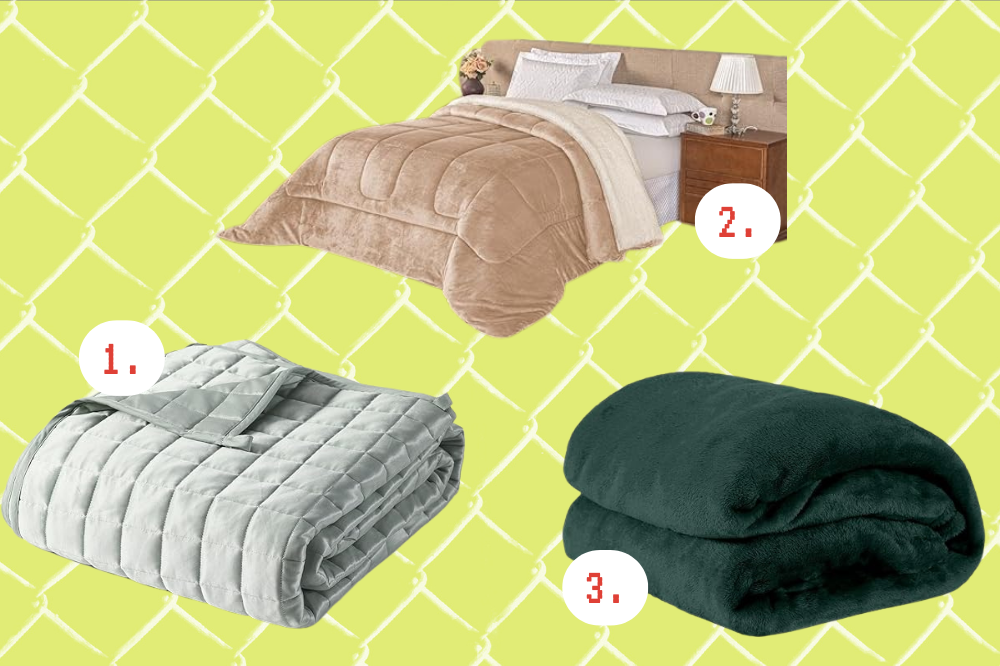 Itens para deixar sua cama quentinha neste frio Imagem de três cobertores de frio em um fundo amarelo. Um cobertor é cinza, o outro é rosa e o outro verde musgo escuro.