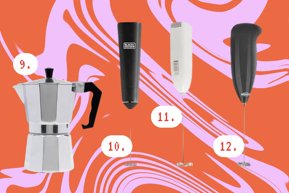 O que você precisa para montar uma cafeteria em casa Imagem de uma chaleira e três tipos de mixers de leite.
