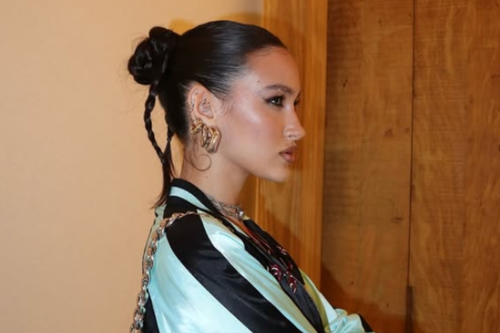 Influenciadora Natália Cangueiro usa cabelo preso esticado com gel
