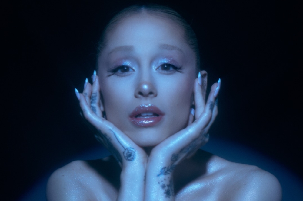 Ariana Grande lança coleção-cápsula inspirada em produto brilhante