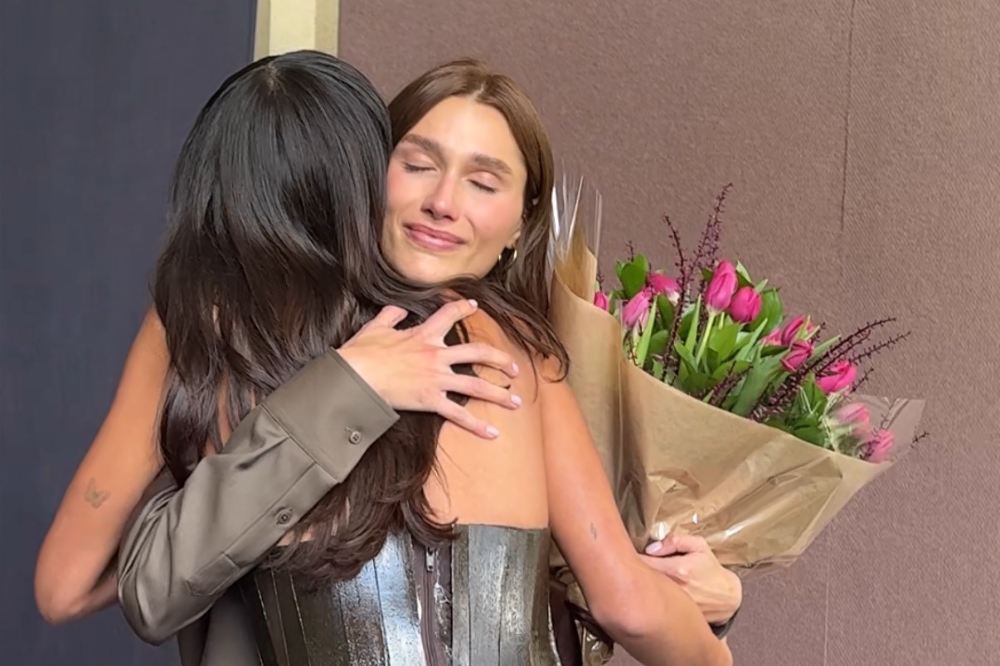 Bruna Marquezine e Sasha Meneghel se abraçam nos bastidores de desfile da Mondepars