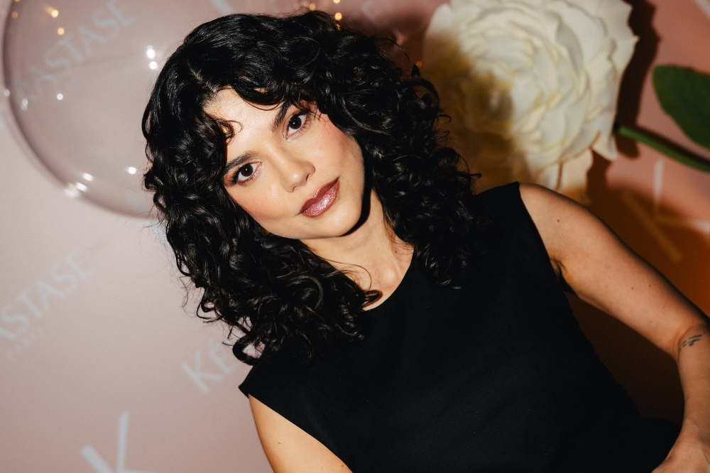 Manu Gavassi com cabelo natural cacheado em evento da Kérastase no Rio de Janeiro