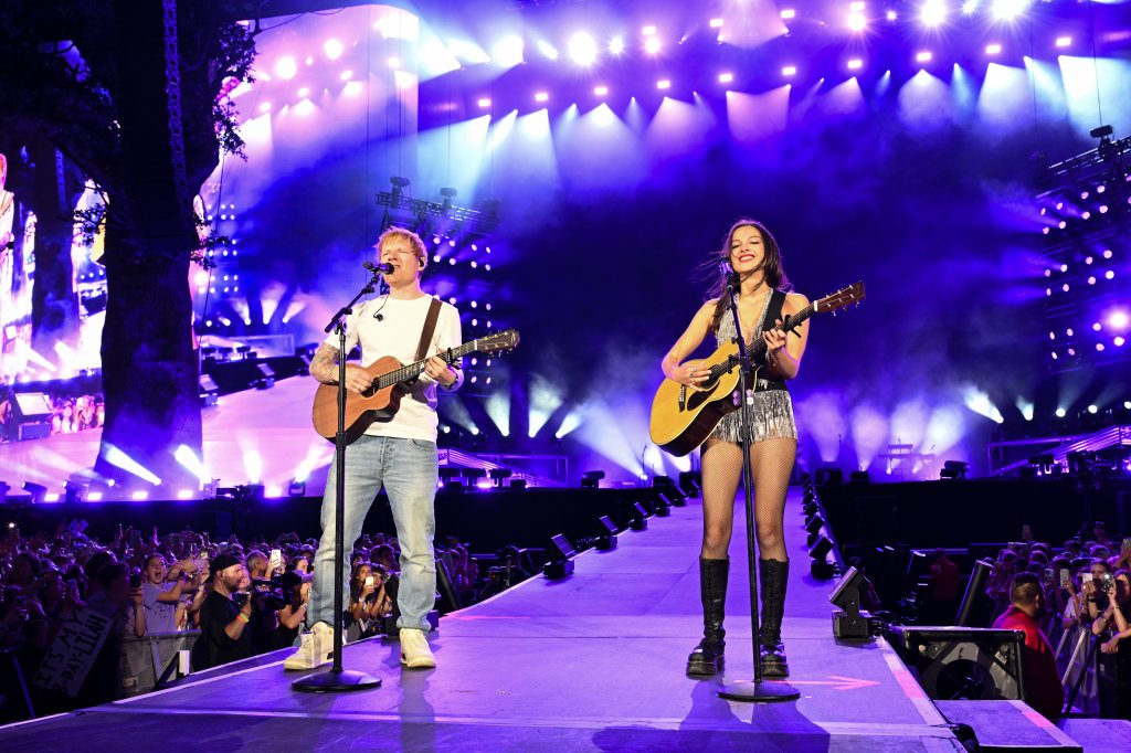 Ed Sheeran e Olivia Rodrigo cantam juntos em show no BST Hyde Park, em Londres