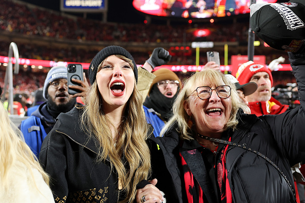 Taylor Swift e Donna Kelce em jogo do Kansas City Chiefs Taylor Swift e Donna Kelce em jogo do Kansas City Chiefs