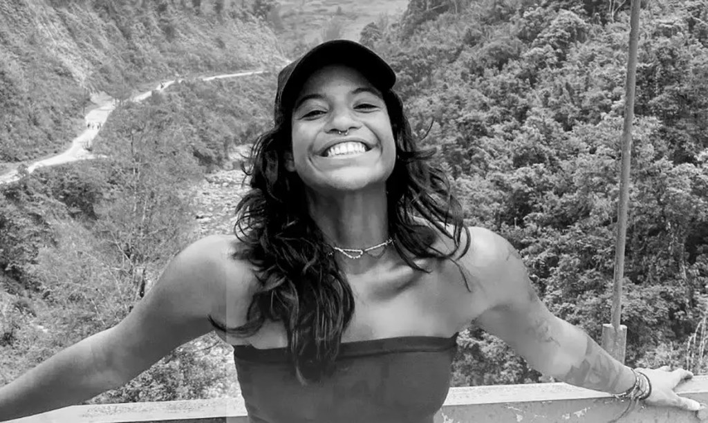 Juliana Marins, jovem de 24 anos que morreu após queda e demora no resgate na Indonésia.