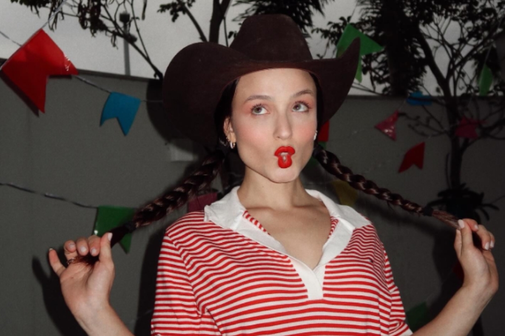 Larissa Manoela aposta em camisa polo para look de Festa Junina