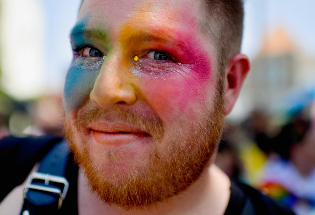 Homem na parada do Orgulho LGBT+ em Los Angeles em junho de 2018