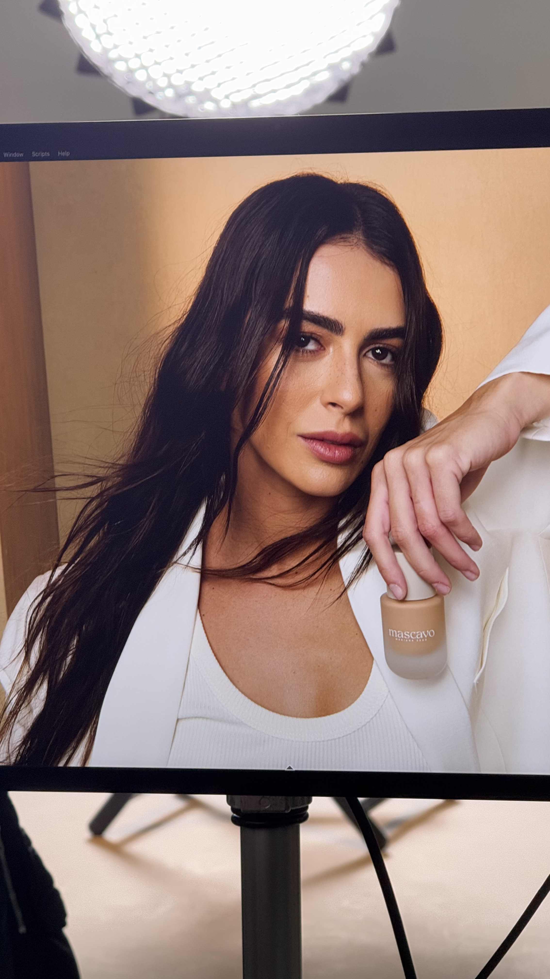 mari-saad-mascavo Mari Saad segurando base da Mascavo em backstage de shooting da marca